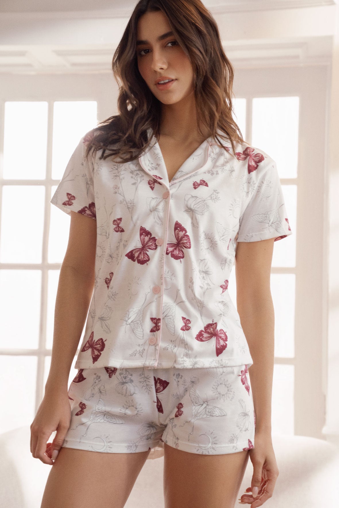 21127 SET SHORT BOTONES MARIPOSAS VINO TINTO