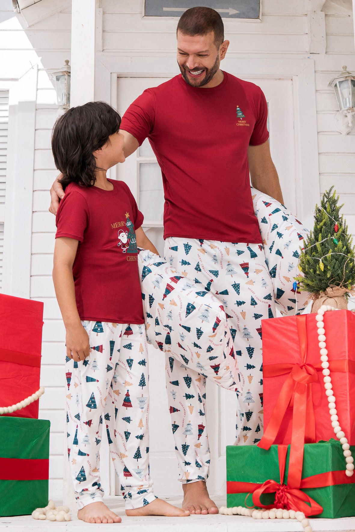 23068 PIJAMA NAVIDEÑA ARBOLES HOMBRE 2025 ROJO MARFIL